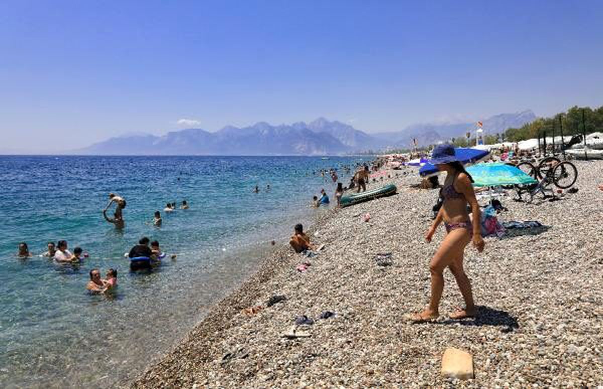 Antalya\'da sıcak hava ve nem bunalttı