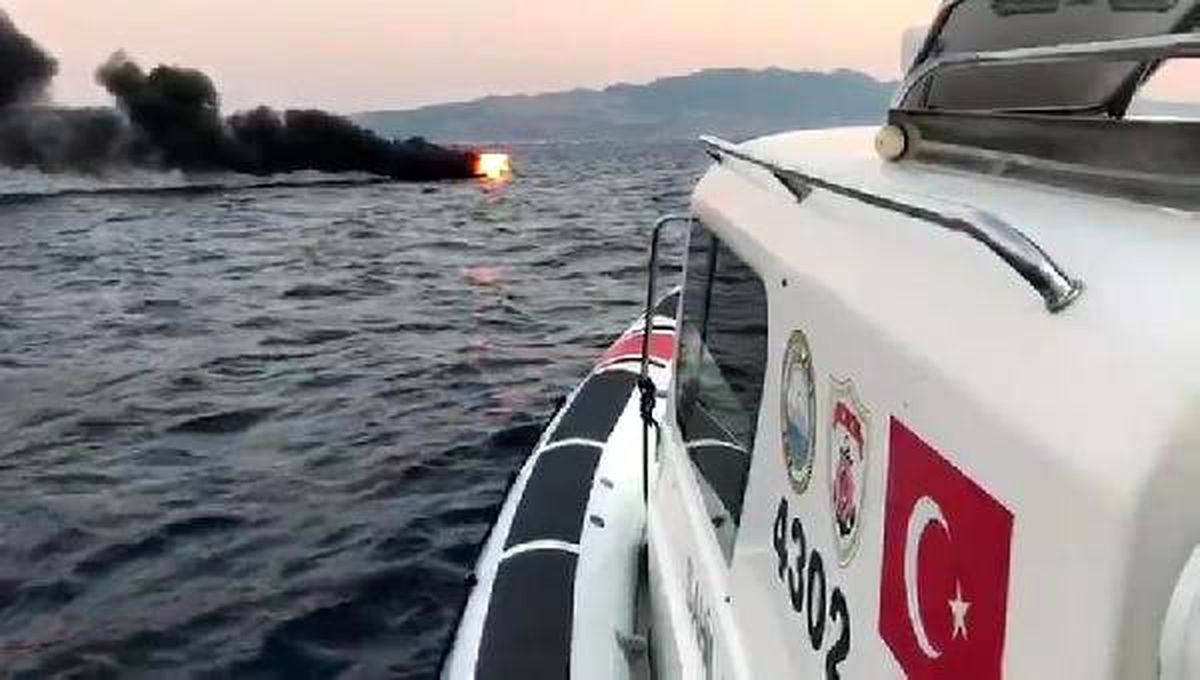 Bodrum\'da tekne yandı, denize atlayan 2 kişi kurtarıldı