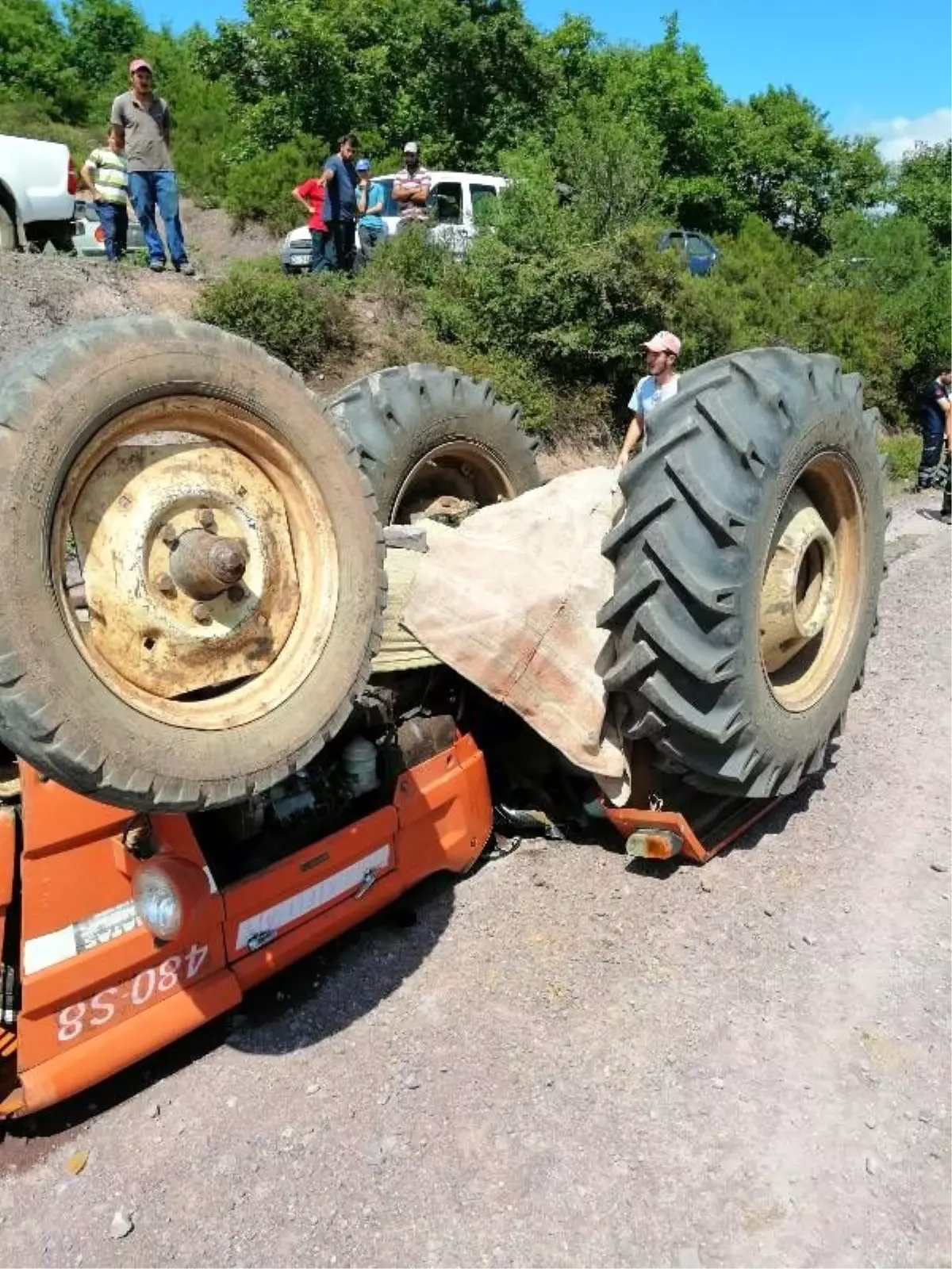 Devrilen traktörün sürücüsü öldü