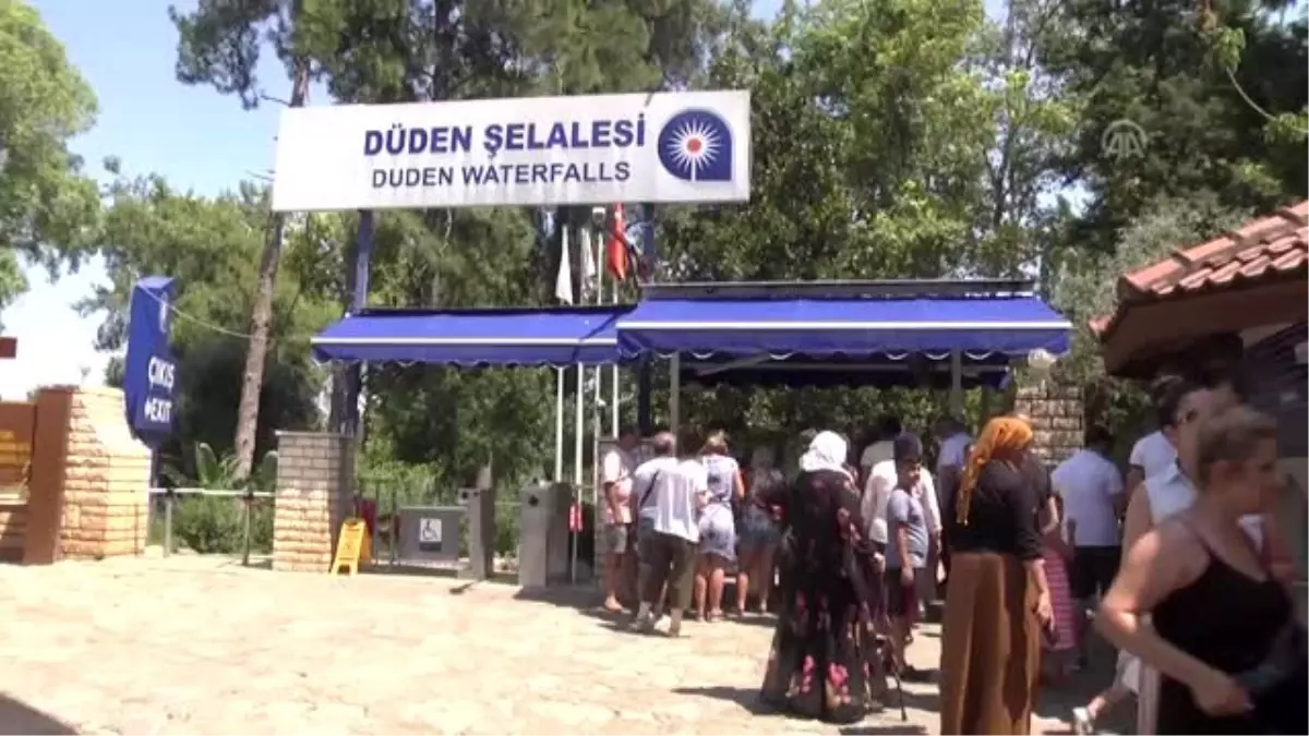 Düden Şelalesi\'ne ziyaretçi ilgisi