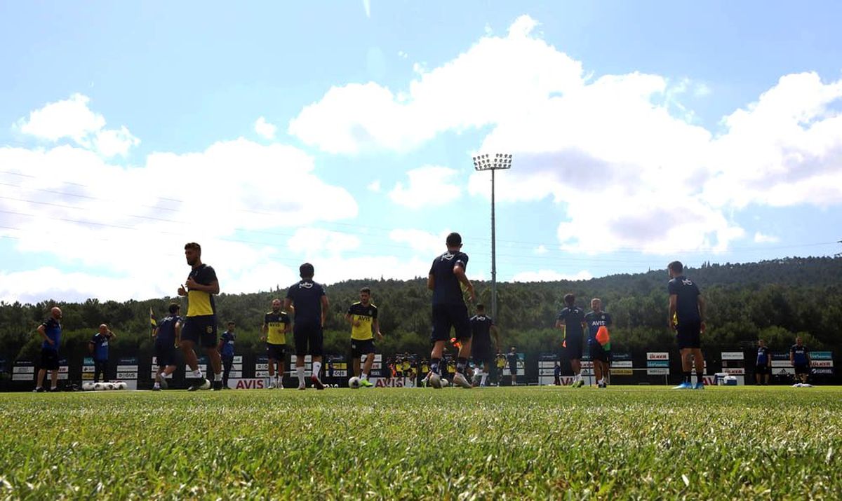 Fenerbahçe günün ilk idmanını tamamladı