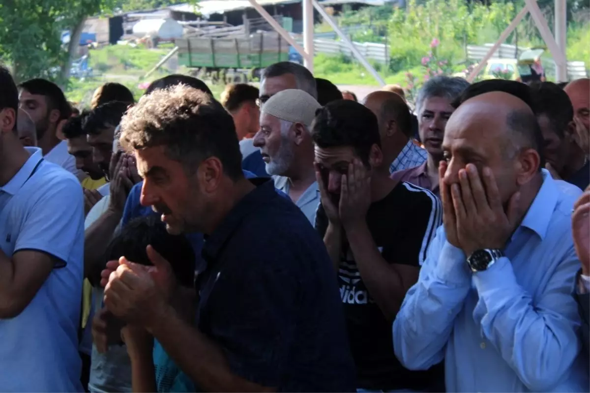 Gölde boğulan oğlunu son yolculuğuna gözyaşlarıyla uğurladı