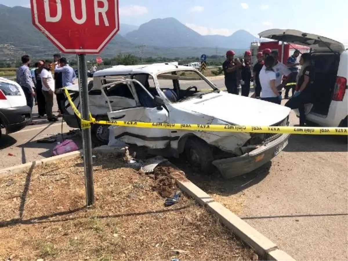 Hafif ticari araç ile çarpışan otomobildeki anne ve bebeği öldü