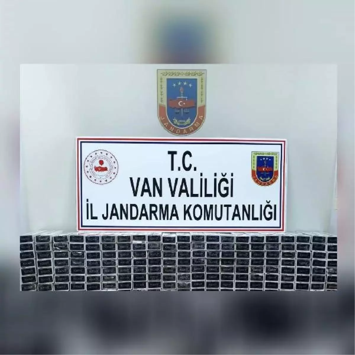 İran sınırında at üstünde kaçak sigara ele geçirildi