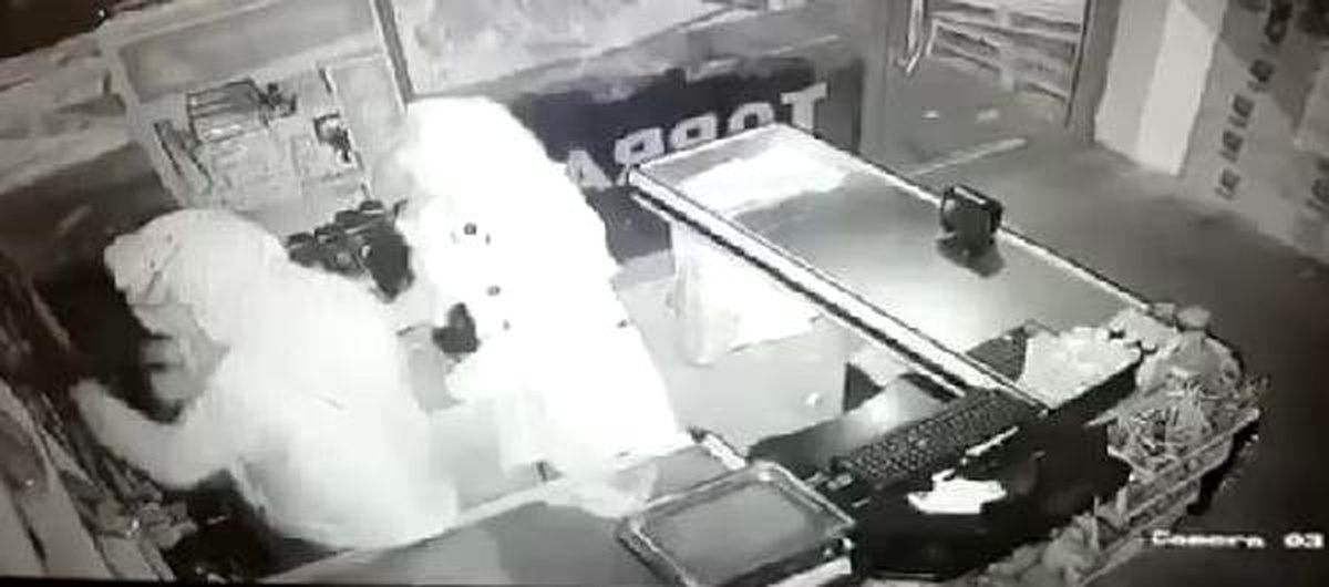 Kadın kıyafetli erkek hırsızlar yakalandı