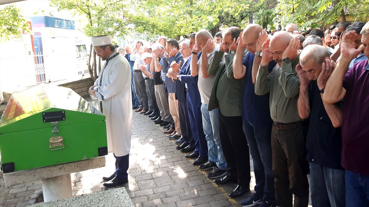 Karabük\'te şehit babası son yolculuğa uğurlandı