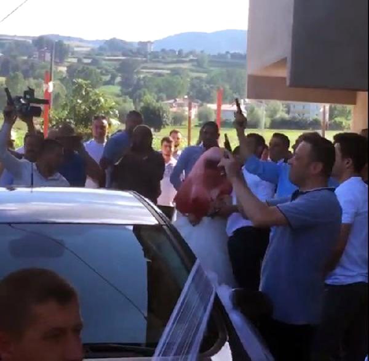 Magandalarının düğün öncesi havaya ateş açtığı o anlar kamerada