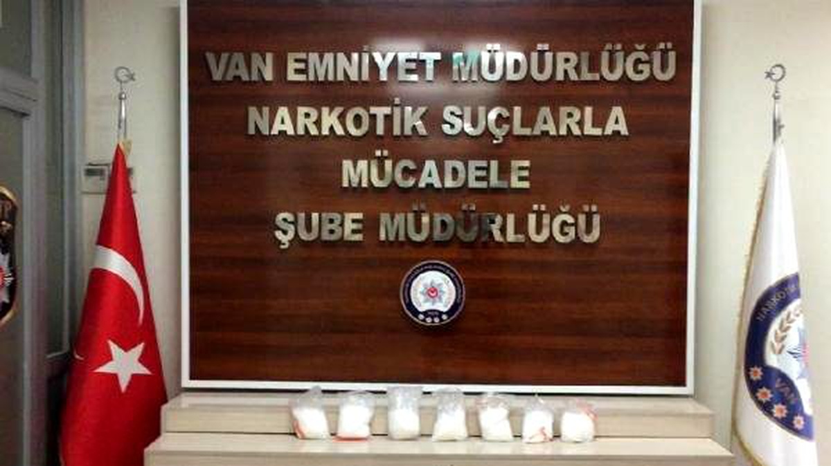 Otomobildeki uyuşturucuyu narkotik köpeği \'Bozo\' buldu