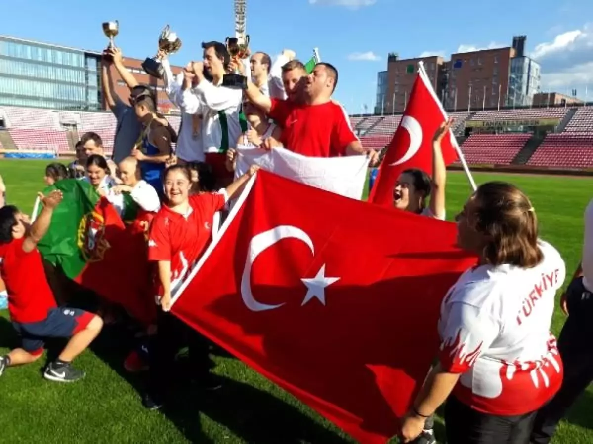 Özel sporculardan madalya yağmuru