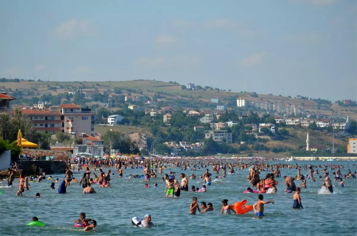 Plajlarda kilometrelerce tatilci yoğunluğu