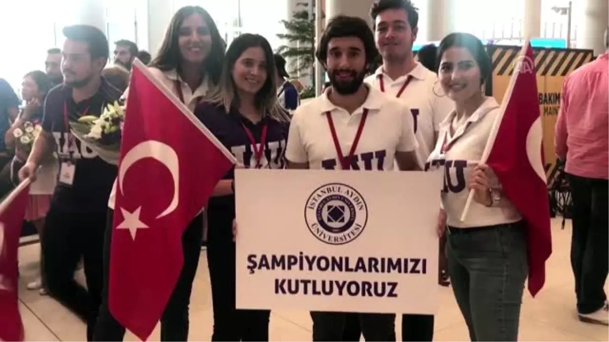 Şampiyon tenisçiler yurda döndü