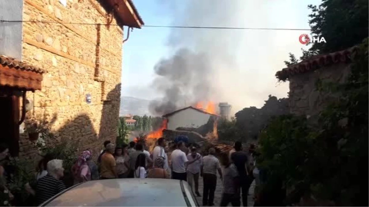 Tarihi mahalle Birgi\'de korkutan yangın: 1 yaralı