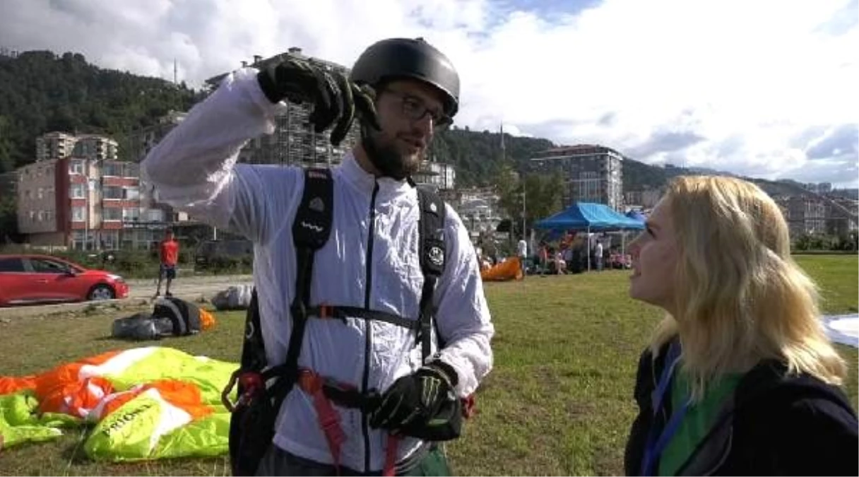 Tesadüfen paraşütle yarışmanın ortasına inen turist ödüllendirildi