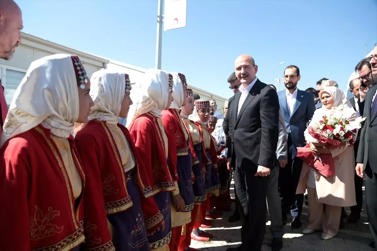 "Türkiye\'nin, herkesin ayakta alkışlayarak takip ettiği bir göç politikası var"