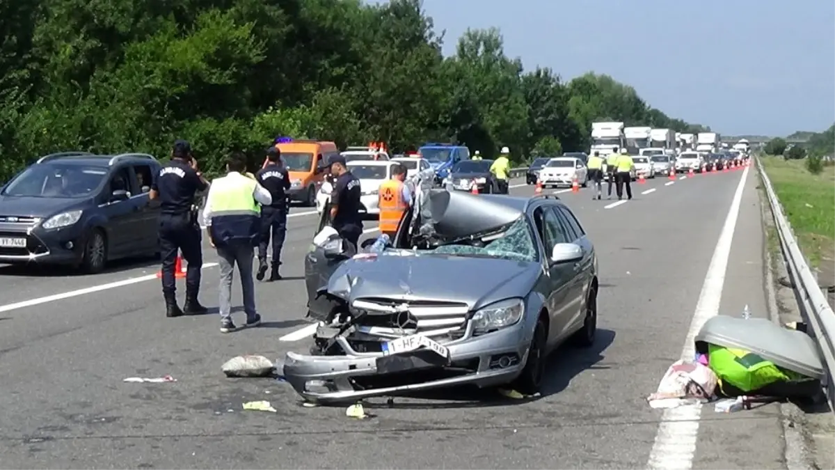 Yabancı plakalı otomobil tıra arkadan çarptı: 3 yaralı