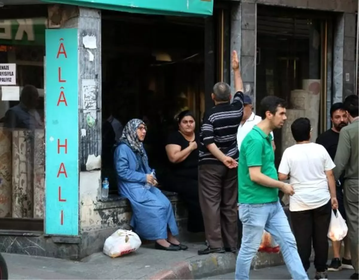 Yolda yürürken kafasına çöp dolu poşet düştü