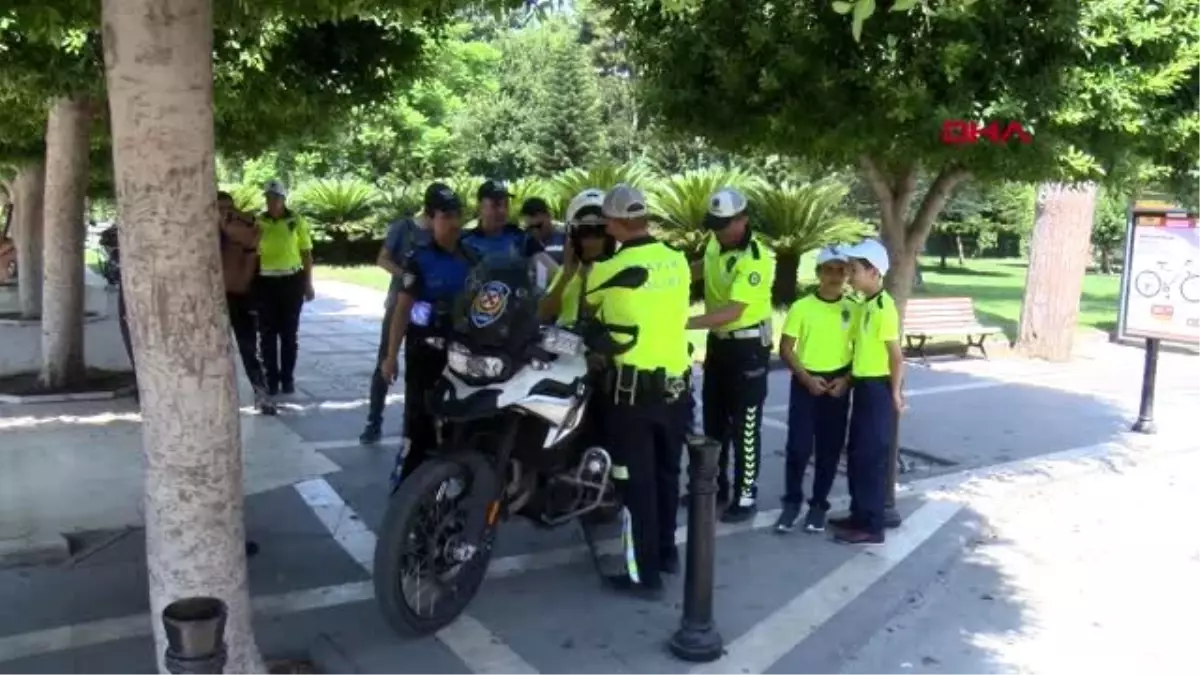 ADANA Öğrenciler sürücüleri uyardı