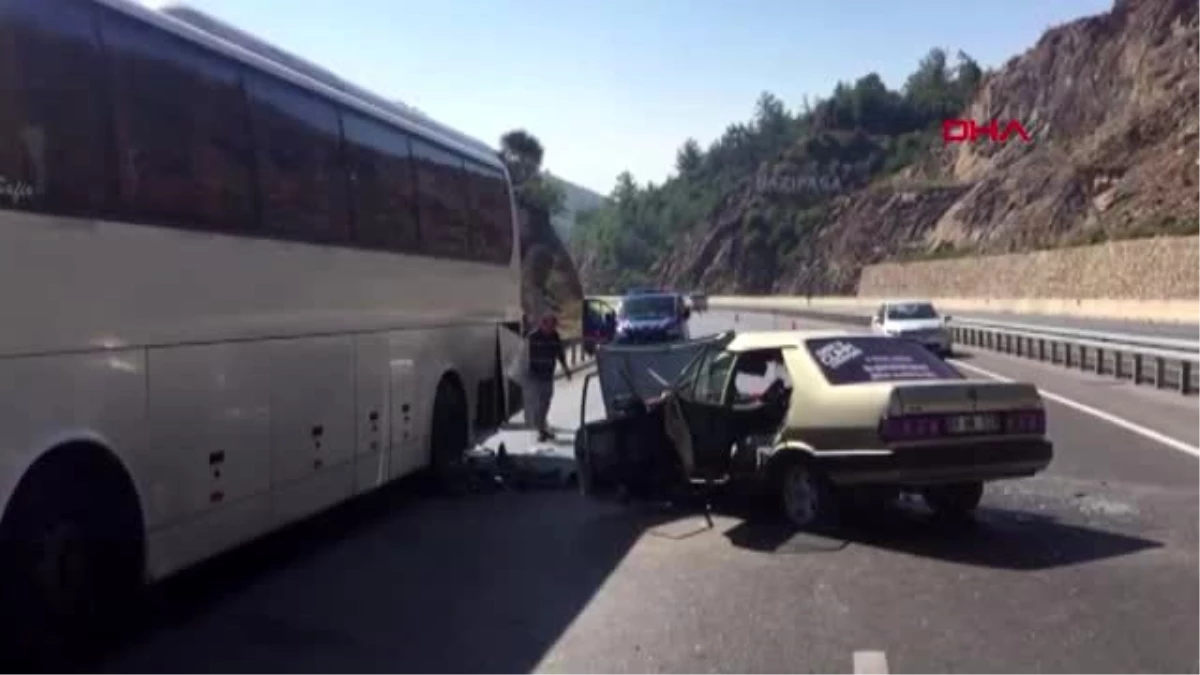 ANTALYA Otomobil otobüse çarptı 2 yaralı