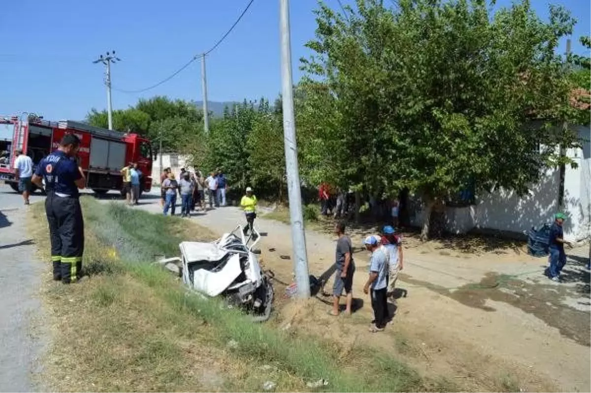 Aydın\'da otomobil şarampole devrildi, baba ile oğlu ve kızı yaralandı