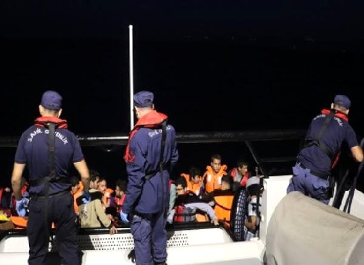 Balıkesir\'de lastik botta 34 kaçak göçmen yakalandı