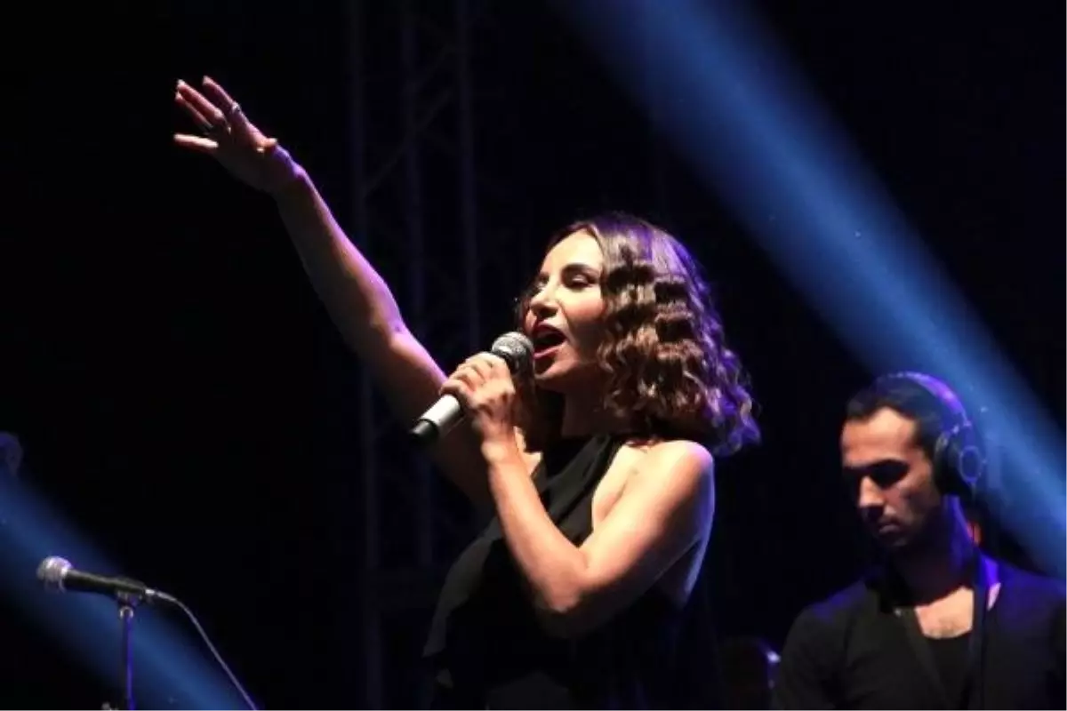 Betül Demir, Devrek\'te konser verdi