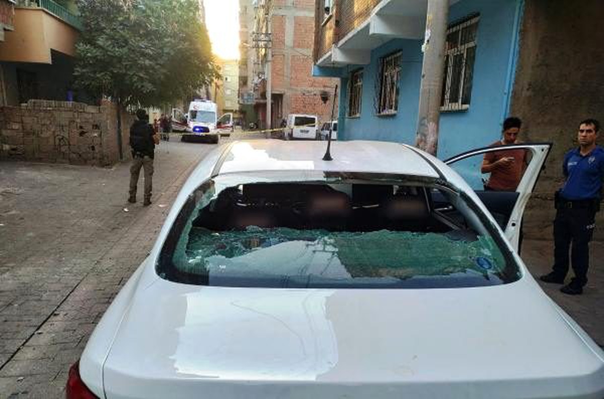 Cezaevi firarisinin otomobille çarptığı polis ve çocuk yaralandı