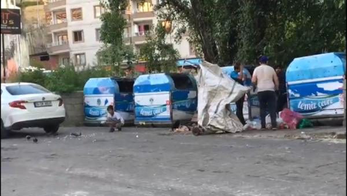 Çöpten bulduğu ekmekle güvercinleri besledi
