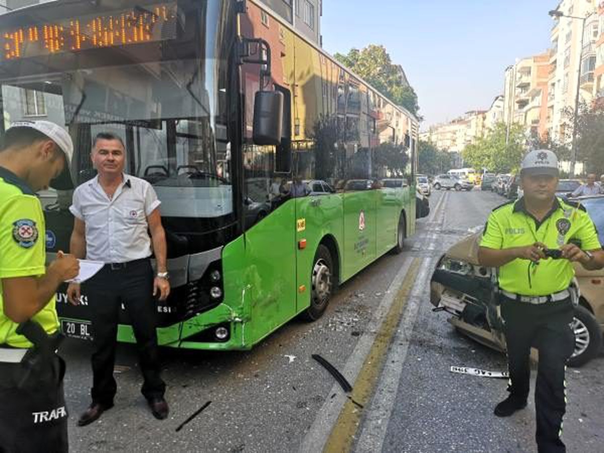 Ehliyetsiz sürücünün kullandığı otomobil, belediye otobüsüne çarptı: 2 yaralı