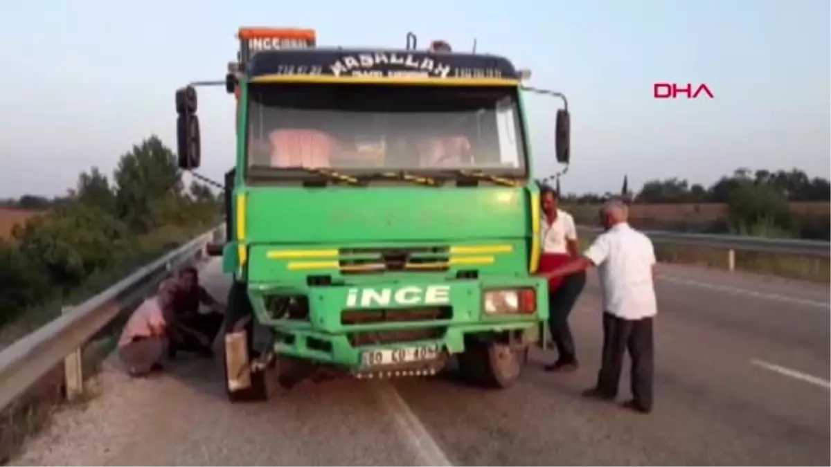 Hurdaya dönen otomobilden ufak sıyrıklarla kurtuldular