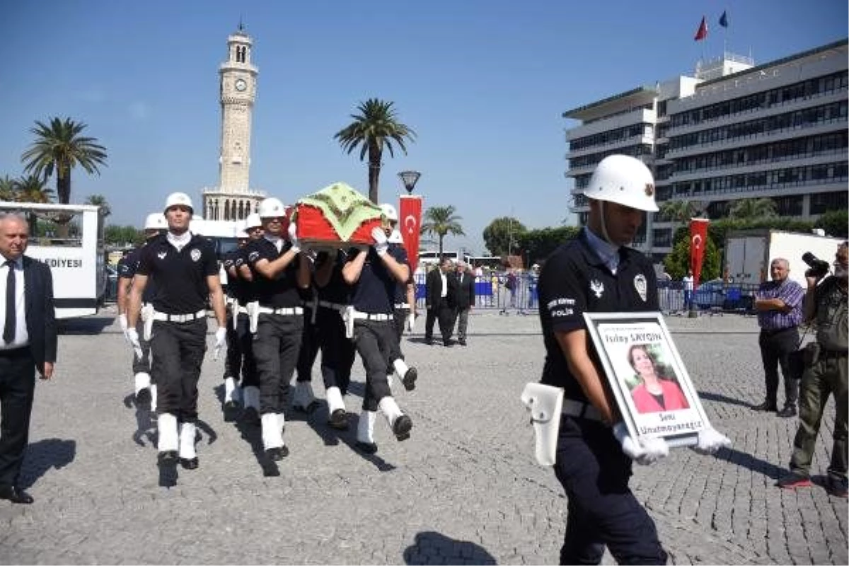 İzmir\'de Işılay Saygın için tören