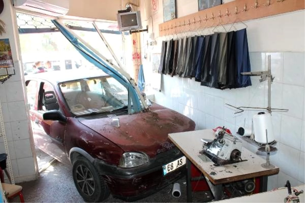 Kaza yapan otomobil, terzi dükkanına daldı: 1 yaralı