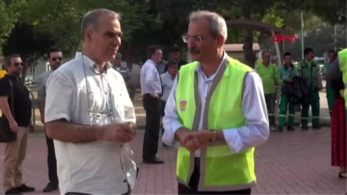 MERSİN Belediye Başkanı, farkındalık için temizlik işçiliğine soyundu