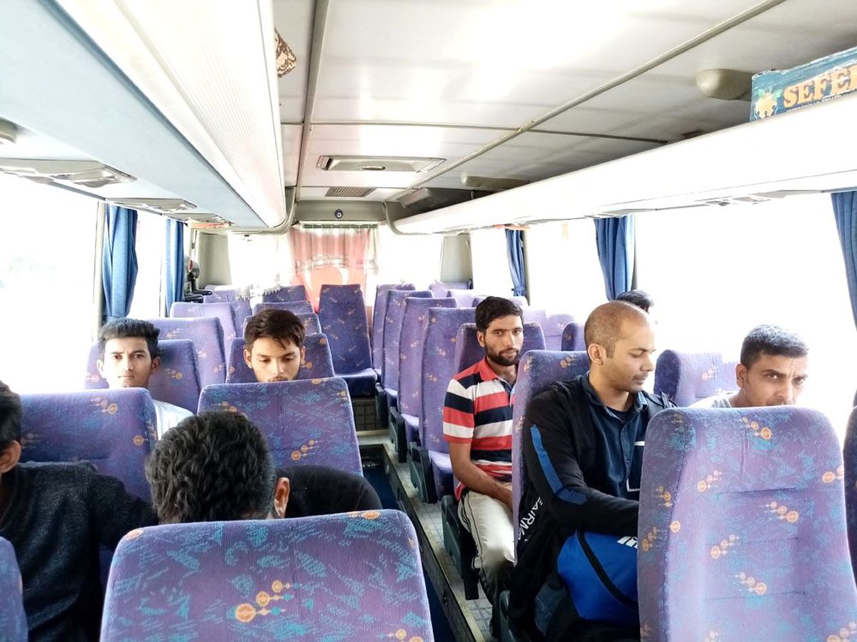 Otomobilden 8 kaçak göçmen çıktı