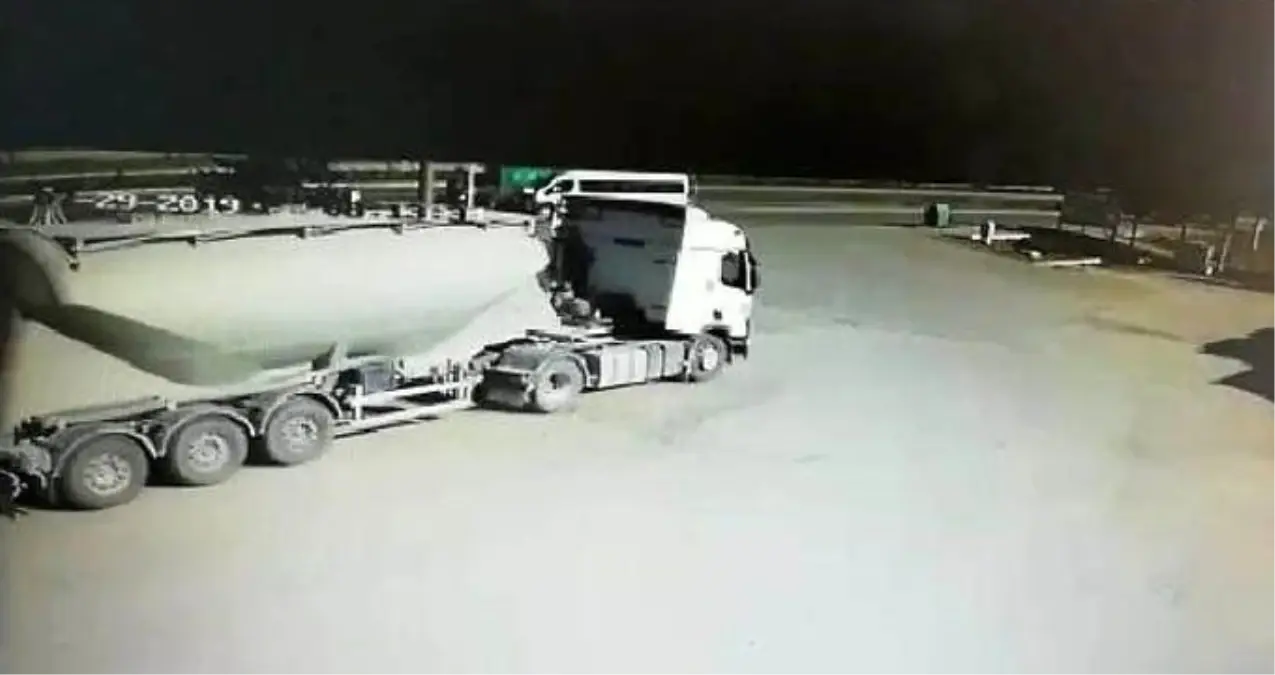 Özel harekatçıların minibüsü kamyonetle çarpıştı: 4\'ü polis, 6 yaralı