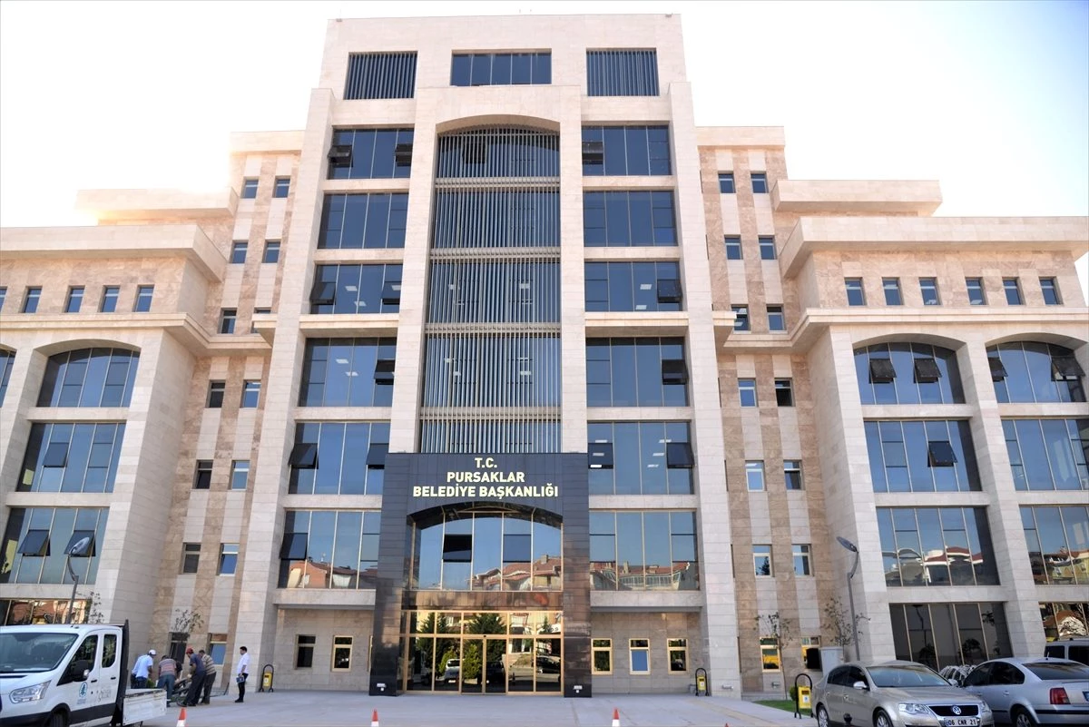 Pursaklar\'da yeni belediye binası hizmete girdi