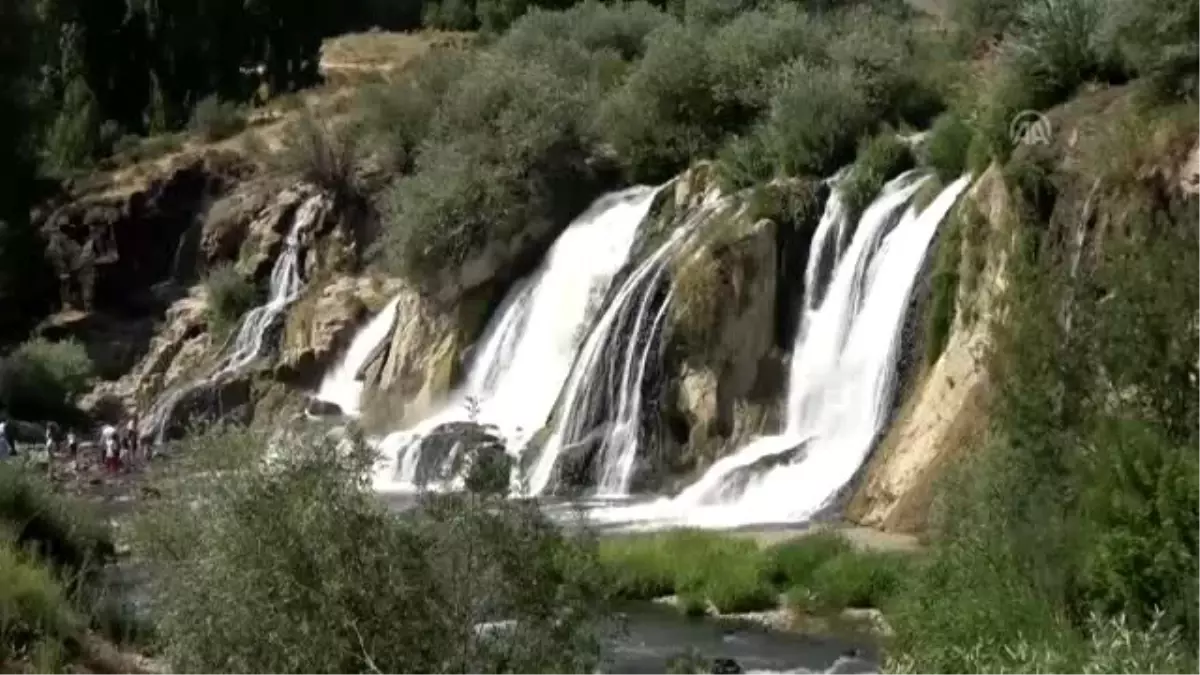 Serinlemek isteyenler Muradiye Şelalesi\'ni tercih ediyor