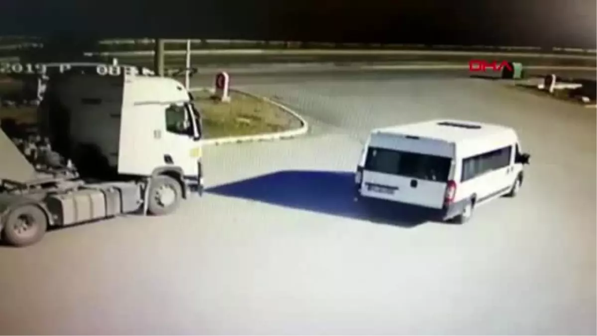 SİVAS Özel harekat polislerini taşıyan minibüs, kamyonetle çarpıştı 6 yaralı