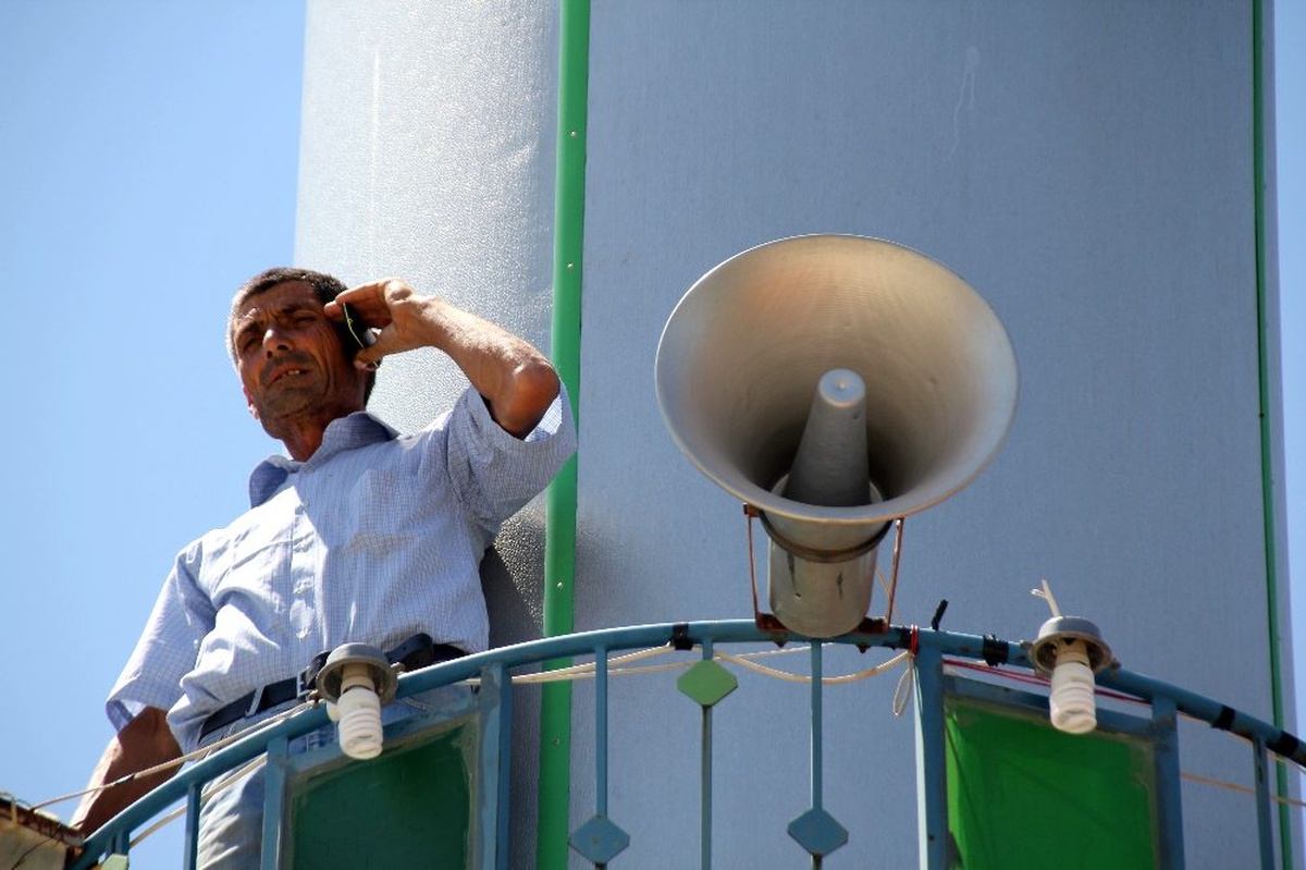 Telefonla konuşabilmek için cami minaresine çıkıyorlar