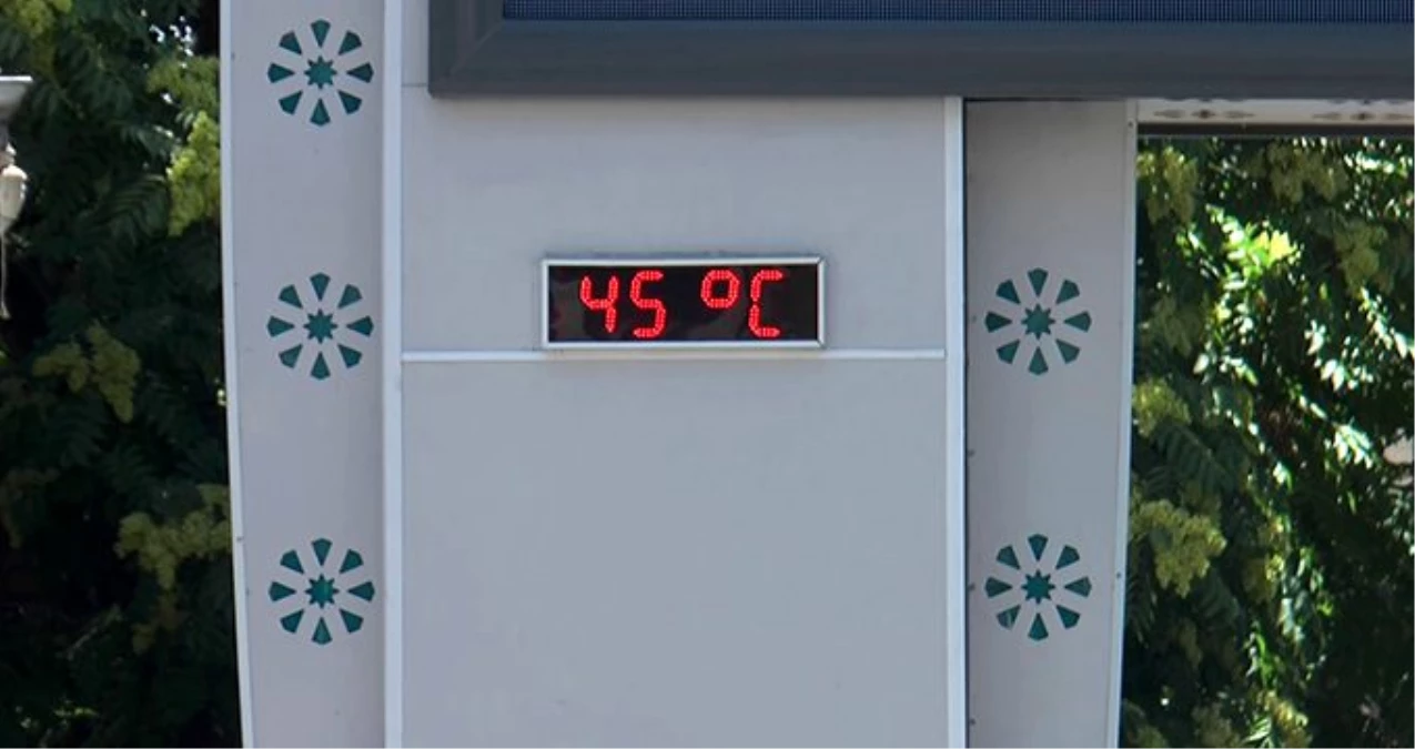 Termometrelerin 45 dereceyi gördüğü Gaziantep\'te, vatandaşlar parklara akın etti