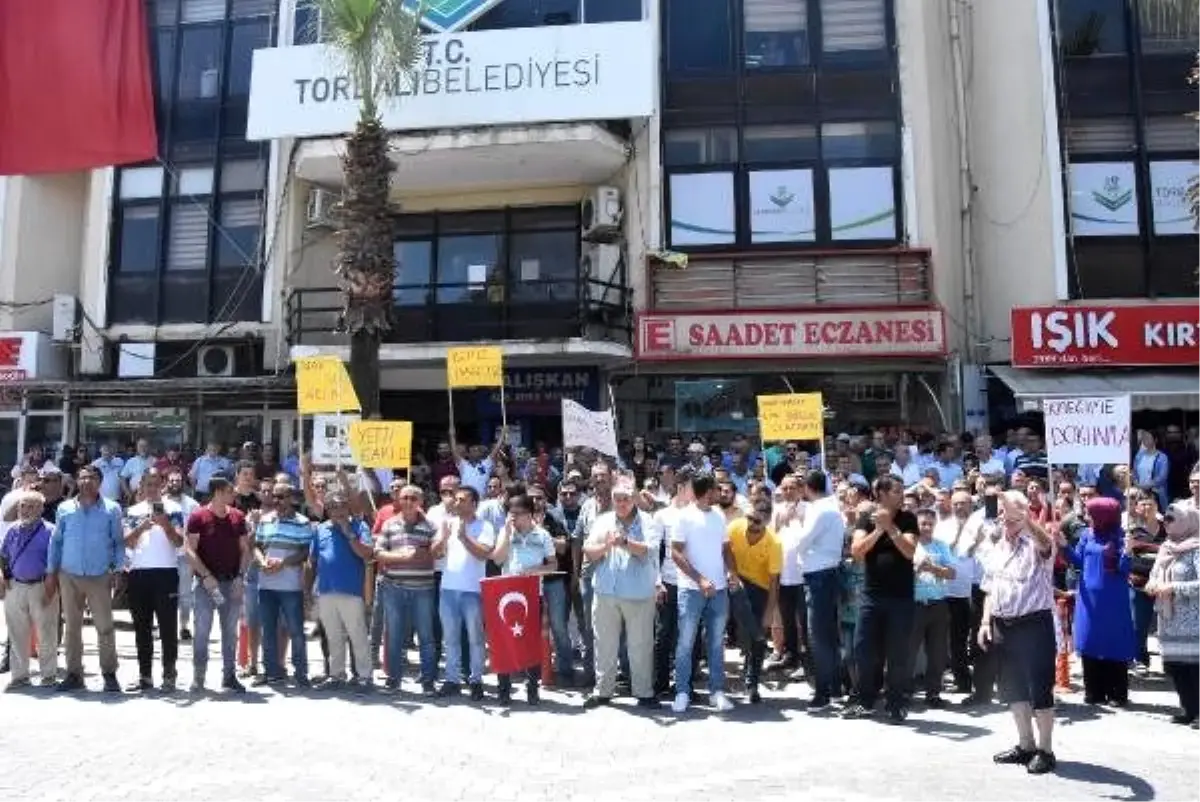 Torbalı\'da işten çıkarılan işçiler eylem yaptı: Oğluna var da bize yok mu