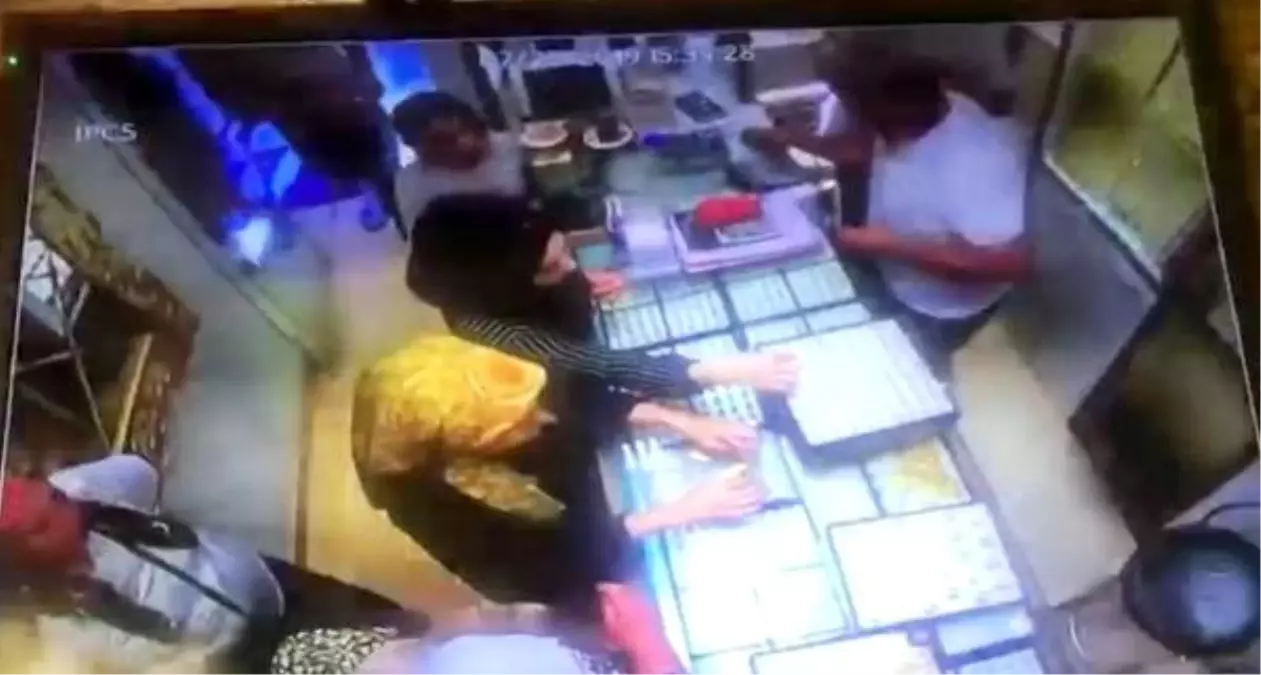 10 dakika arayla çaldıkları altın yüzükleri, komşu kuyumcuya sattılar