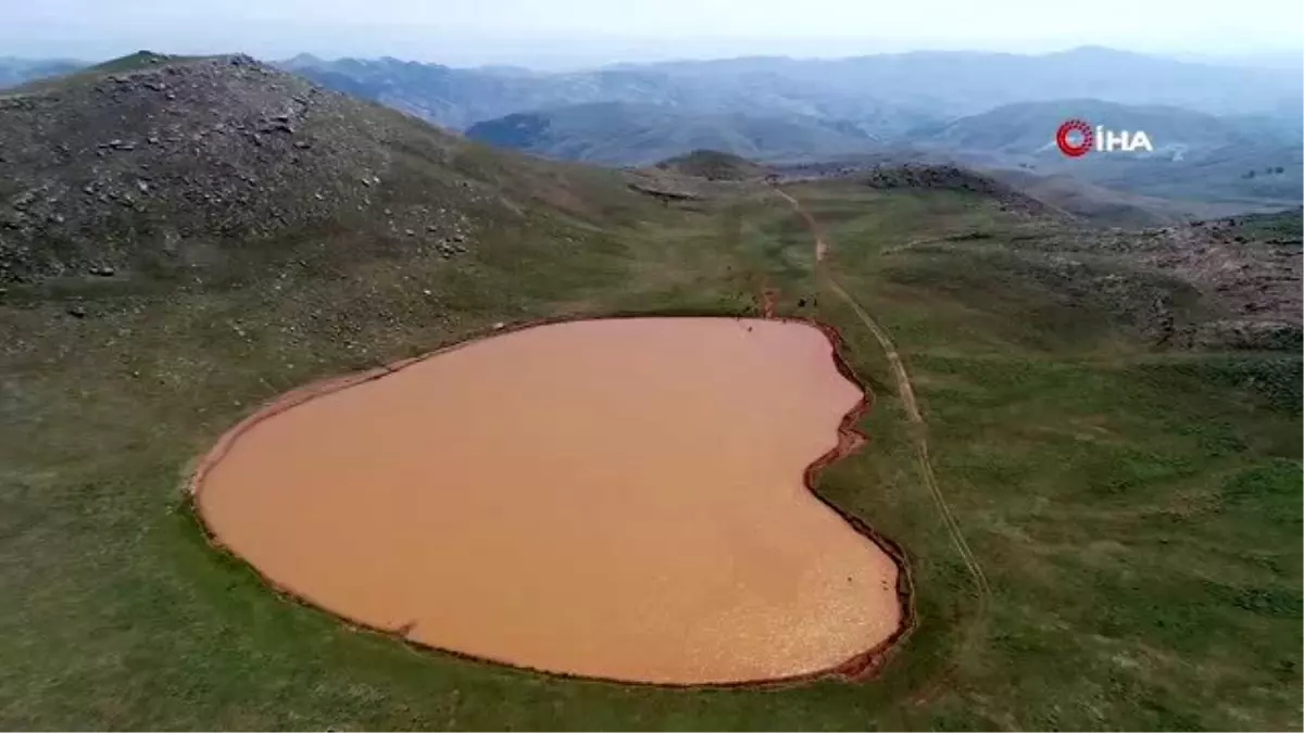 2 bin 600 rakımda kalbi andıran göl havadan görüntülendi