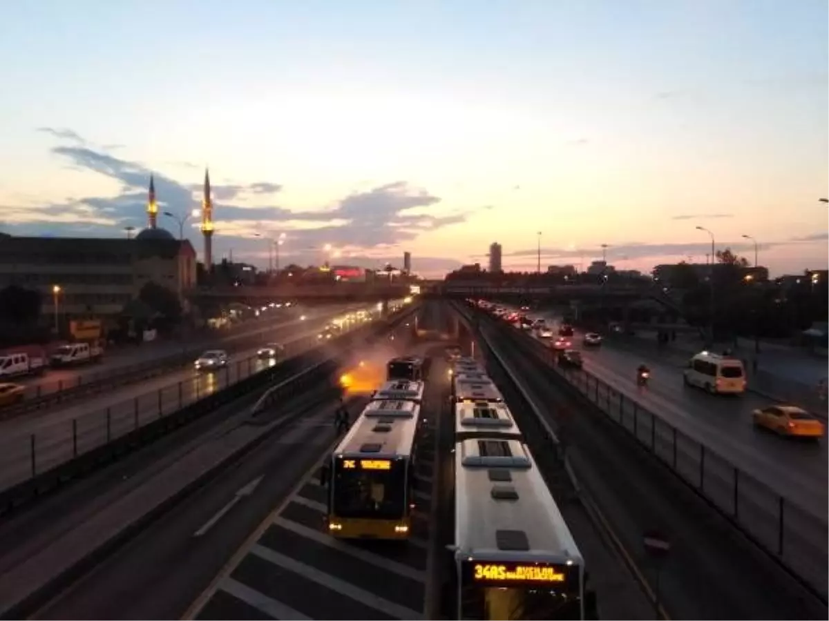 Avcılar\'da metrobüs aracında yangın...