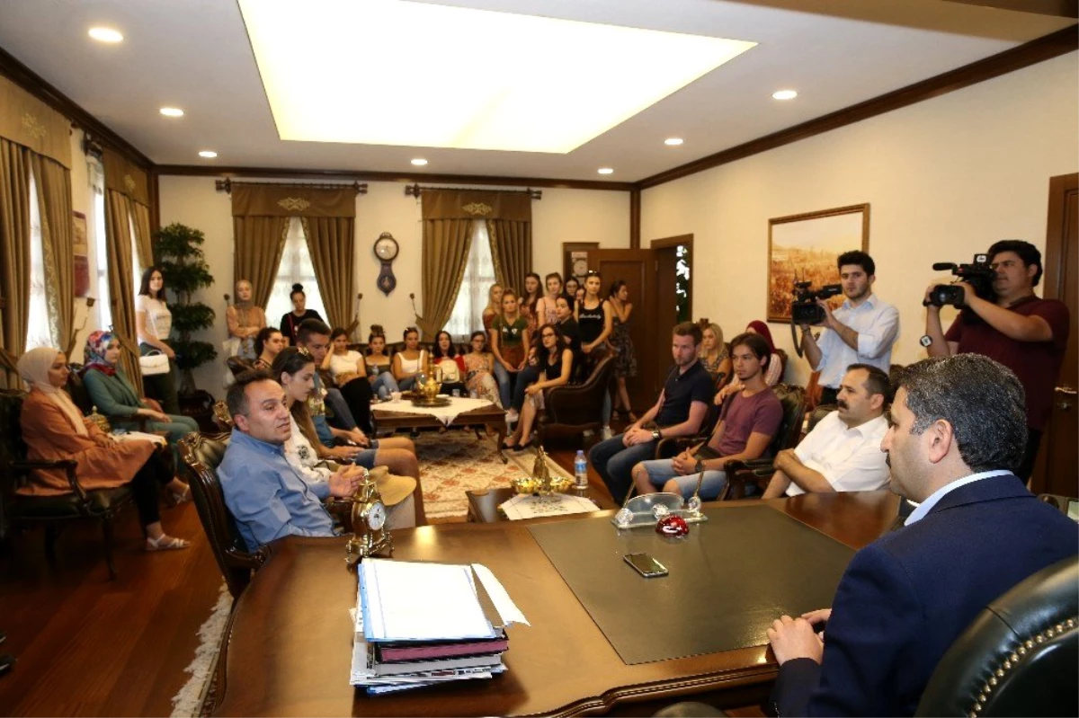 Başkan Eroğlu, Bosnalı gençleri makamında ağırladı
