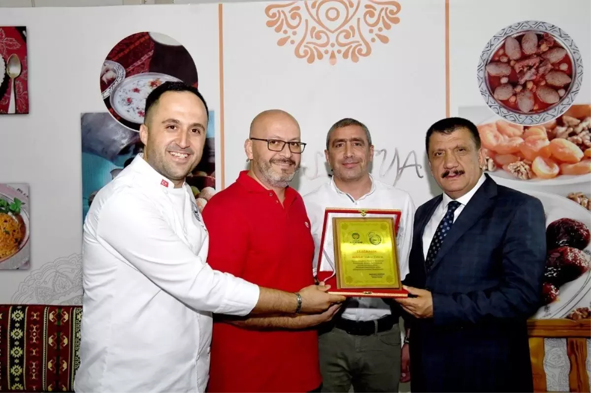 Başkan Gürkan Gürkan\'dan kayısı reklamına plaket