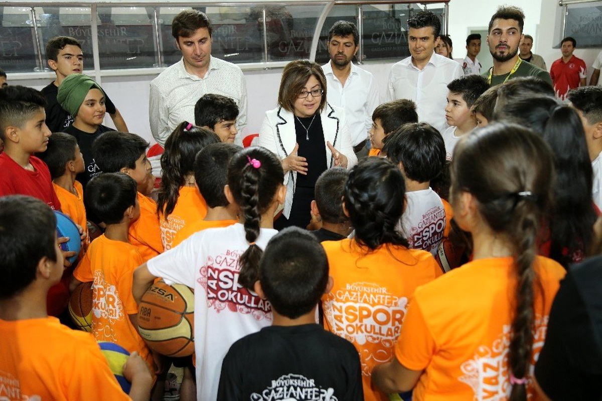 Başkan Şahin\'den yaz spor okullarına ziyaret