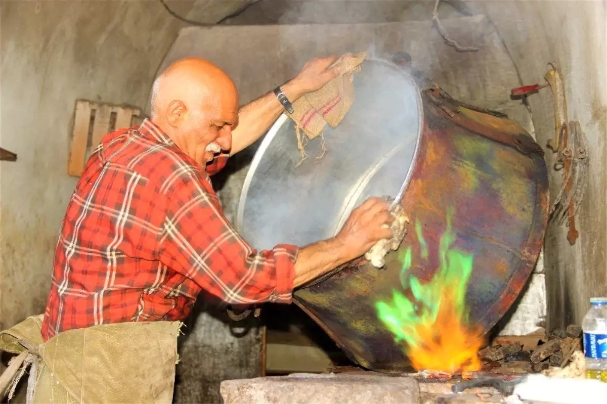 Bayram öncesinde bakır kazan ve tencereler kalaylanıyor