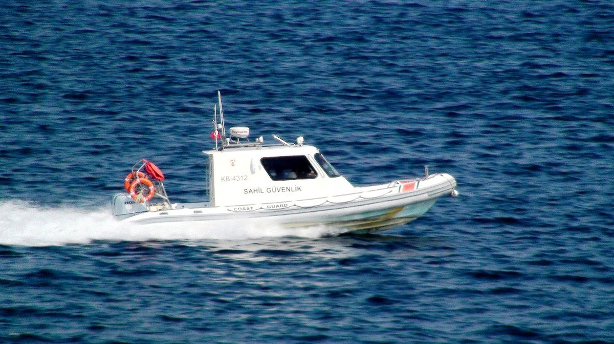 Çanakkale Sahil Güvenlik Grup Komutanlığına bağlı ekipler şüpheli her tekneyi kontrol ediyor
