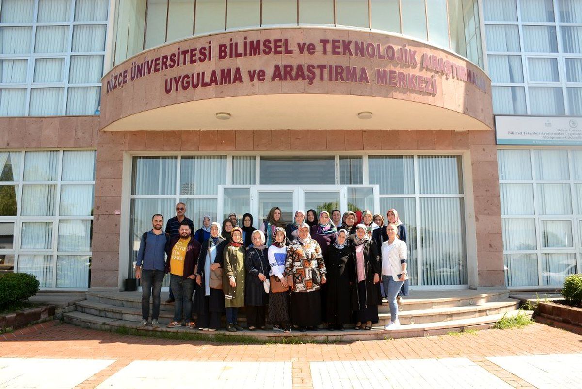 Çiftçi kadınlar doku kültürü laboratuvarını ziyaret etti