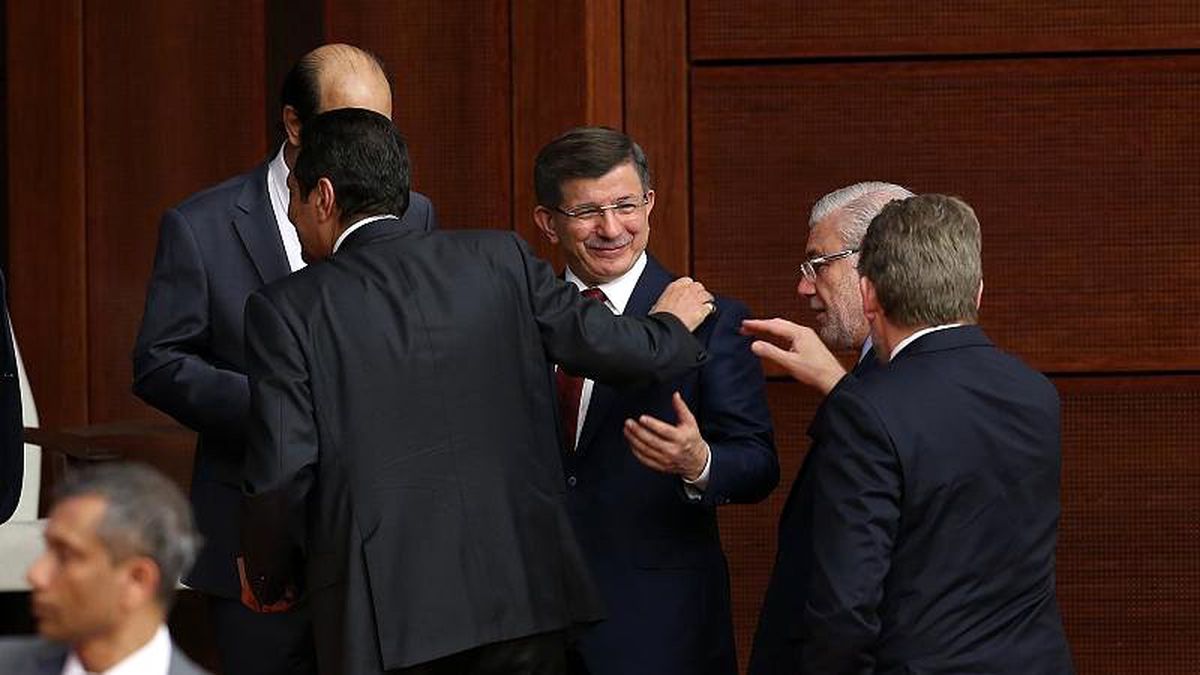 Davutoğlu: Erdoğan\'a eşi görülmemiş güç veren başkanlık sistemi Türkiye\'ye zarar veriyor